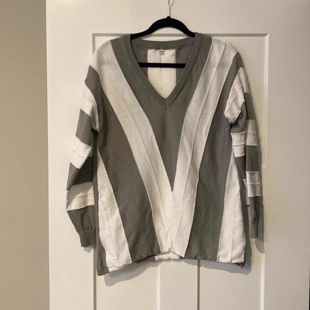 Grey/white sweater